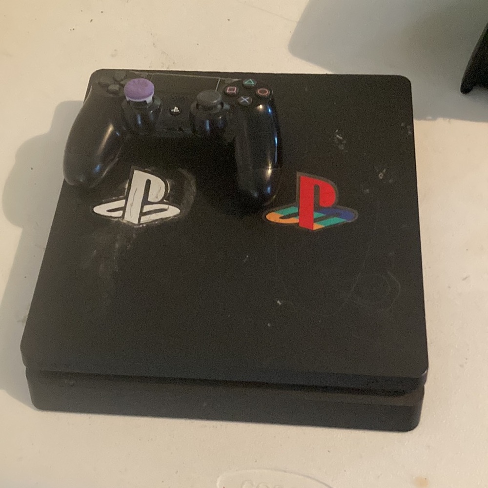 PS4 - Picture 2 of 2